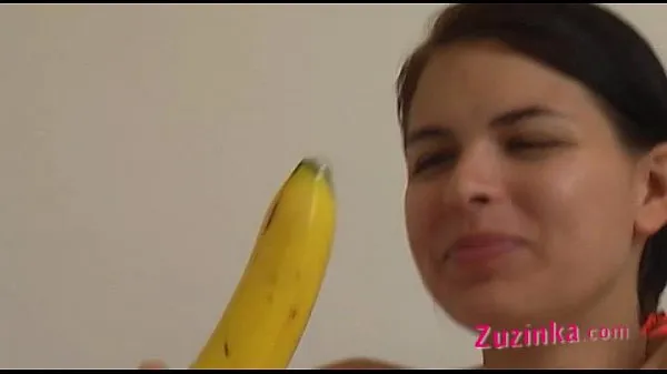 Nouveaux How-to: Une jeune fille brune enseigne à l'aide d'une banane films sympas