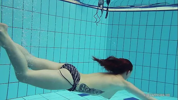 Nya Redheaded Katrin is stripping underwater coola filmer