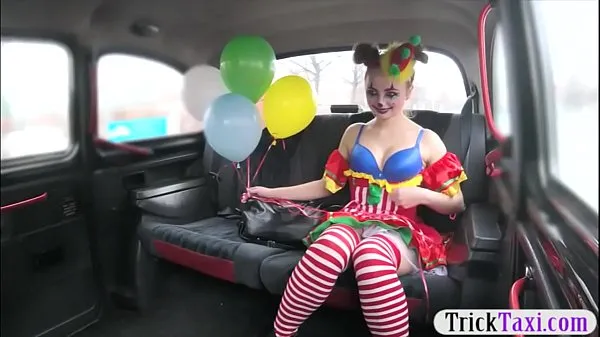 Nouveaux Gal déguisé en costume de clown par le chauffeur films sympas