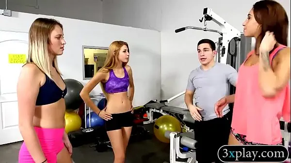 Random girls flash their tits in the gym Film keren baru