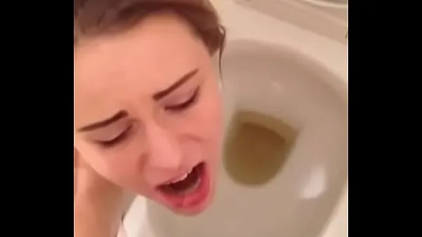 Nové Hot brunette teen slut swallows boyfriends piss over toilet skvělé filmy