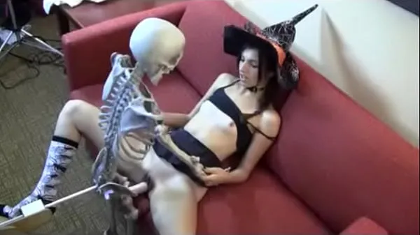 Nya Who is she? Witch fucking skeleton coola filmer