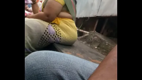 Nye Desi yellow Saree aunty.. CurvyAnd sexy hips kule filmer