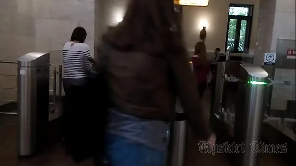 Uusia Upskirt of a slender girl on an escalator in the subway siistejä elokuvia