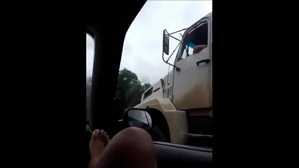 Nouveaux En hommage à la grève des chauffeurs de camion, cette femme sauvage avait peur à l'intérieur de la voiture en train de filmer le camion qui passait à côté - tombé sur le net VIDEO COMPLETO https films sympas