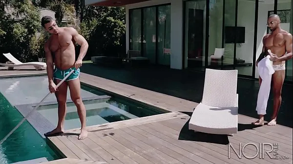 Novos Galo negro e sexy que faz sexo com um rapaz latino que limpa a piscina filmes legais