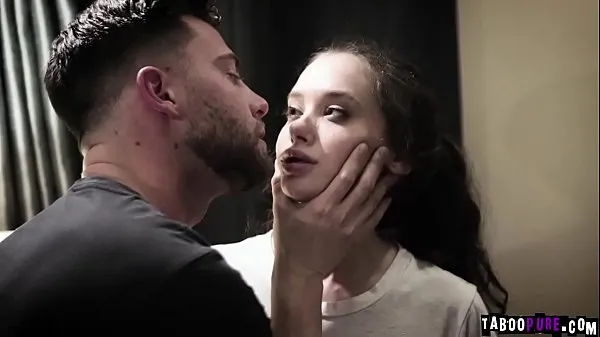 Nouveaux L'jeune fille Gia Paige est sur le point de pleurer alors qu'elle se fait double-pénétrer films sympas