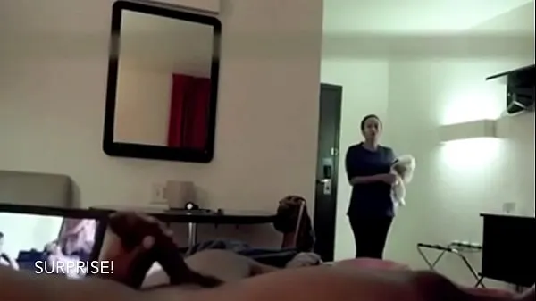 Nouveaux Inn Maid l'attrape en train de se caresser et lui surveille le sperme c'est une vieille chatte qui est encore serrée films sympas