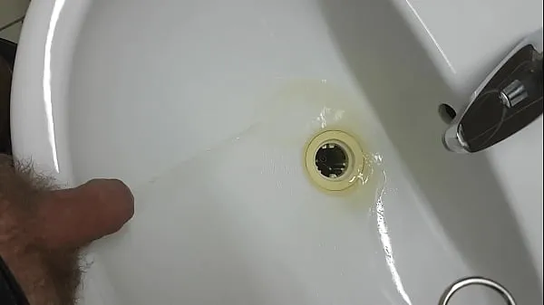 un pipi dans un lavabo d un wc publicأفلام رائعة جديدة