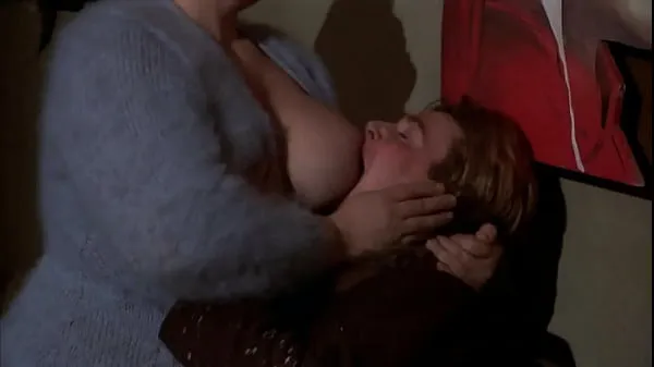 Nuovi Una milf tettona arrapata si fa succhiare le tette da un ragazzo fantastici film