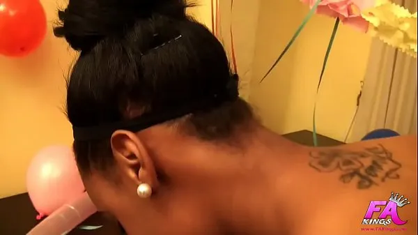 Neue Ebony Petite Teen feiert ihren 18. Geburtstag mit zwei Schwänzen für sichcoole Filme