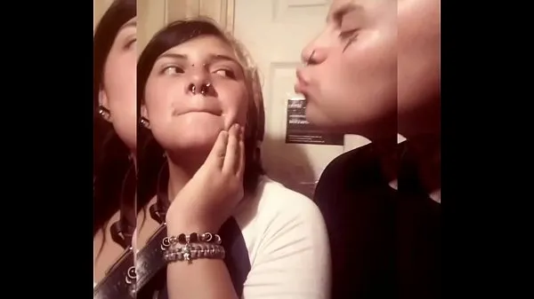 新しい私は彼の顔に行き、彼にキスをします、そして彼は衰弱します-b。悪魔クールな映画