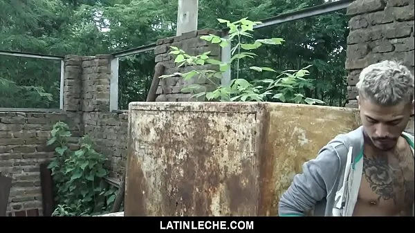 新しいLatinLeche-Tattedスタッドは彼のお尻を熱い三人組で犯されるクールな映画