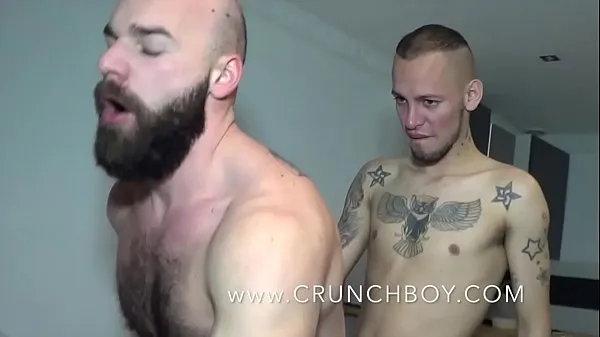 Nouveaux la pornstar MAX DURO baisée à cru par un latino MAURICCIO WILDE avec une énorme bite et un trou bree dhos pour le tournage porno de CRUNCHBOY films sympas