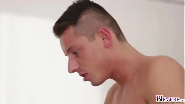 Neue Nick Gill bekommt Stöße von hinten, als sie Arians Muschi in diesem heißen Dreier fickt, seshcoole Filme
