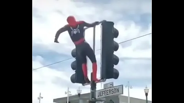 Nya SPIDER MAN SWINGING YUMMY ON THE SIGN coola filmer