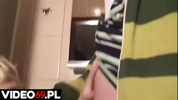 Nuevas Porno polaco - Un amigo del barrio hace una mamada en el bañopelículas interesantes