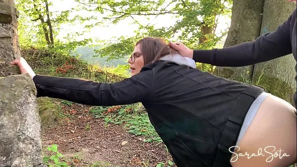 Neue Outdoor Blowjob und Fick - wir wurden beim Wandern geil und haben gerade angefangen, dieses öffentliche Video zu machen - jeder konnte uns sehencoole Filme