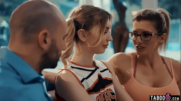 Nowe MILF coach introduces tight college cheerleader to her hubbyfajne filmy