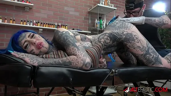 Busty Australian babe has her butthole tattooed after she fucks the tattoo artist Phim thú vị mới