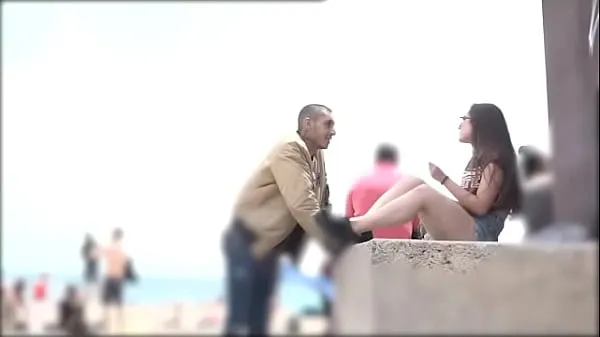 Nya He proves he can pick any girl at the Barcelona beach coola filmer