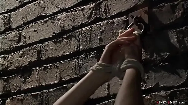 Nuovi Il maestro Xander Corvus cattura e incappuccia la schiava bionda sexy Mona Wales poi si tuffa la testa in un secchio pieno d'acqua e poi con un grosso cazzo la scopa fantastici film