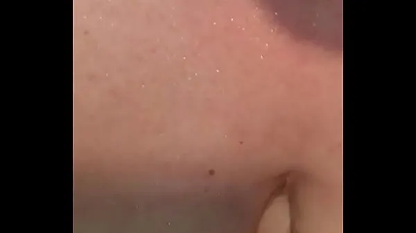 Neue POV: MILF mit dicken Titten gibt Ehemann in der Dusche Handjobcoole Filme