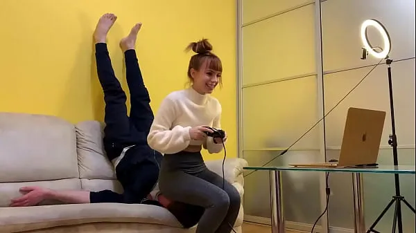 Новые Девушка-геймер Кира в серых леггинсах использует своего раба-стула во время игры во время сидения на лице в полном весе (превью крутые фильмы