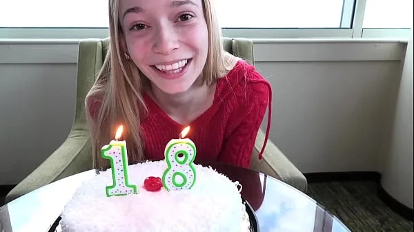 Nouveaux Elle vient d'avoir 18 ans et suce une bite en vidéo films sympas