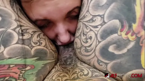 Novos Morena tatuada com peitos grandes é uma merda e depois fode com um pau grande no ponto de vista filmes legais