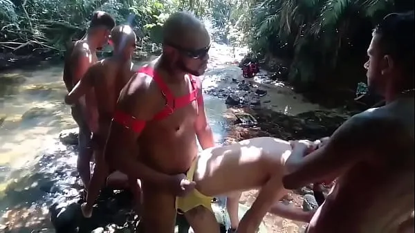 Yeni orgia entre amigos na cachoeira harika Filmler