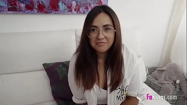 Novos Latina morena sabe que só pode obter sua defloração anal na FAKings filmes legais