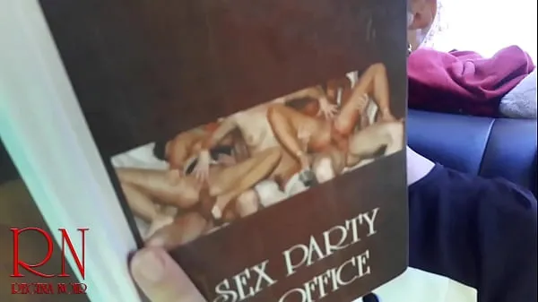 新色情故事。 1.我老板的妻子。 可怕的他妈的实况调查团 我读了一个关于一个最近在公司工作的女孩的非常性感的故事。 办公室酒后，她护送老板的妻子回家。 年轻的妻子引诱了这个女孩，他们开始了同性恋性行为。 老板到达后加入他们的游戏。 他操了一个为女朋友做舔阴的女孩。 这非常令人兴奋酷电影