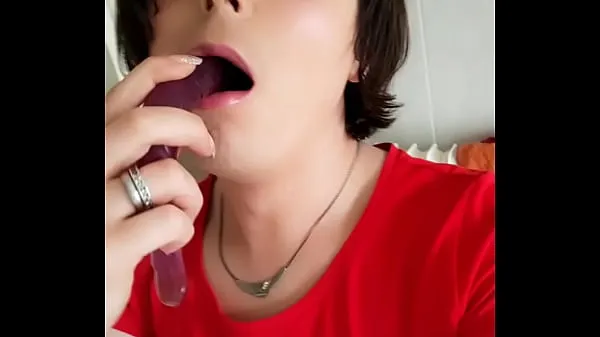 Nuevas La amateur transexual Sissy Analisa está chupando su consolador profundamente en casa y le gusta ser una perra transexualpelículas interesantes