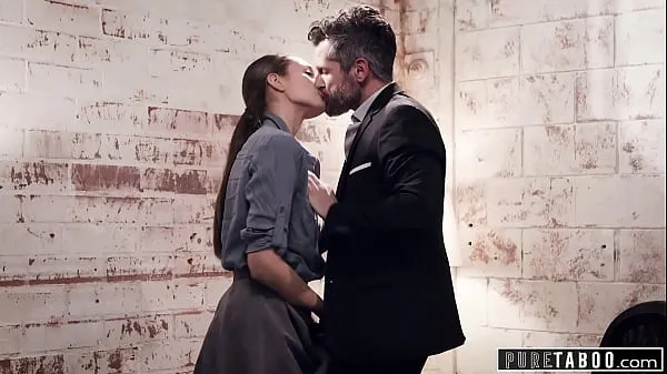 Nuovi PURE TABOO Bella Rolland vuole disperatamente scopare il suo capo dal grosso cazzo fantastici film