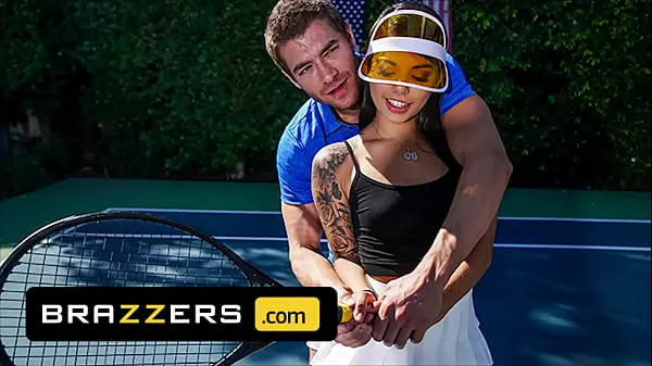 Nye Xander Corvus) Massages (Gina Valentinas) Foot To Ease Her Pain They End Up Fucking - Brazzers kule filmer