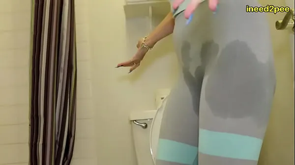 Yeni desperate to pee girls wetting their skintight jeans pissing harika Filmler