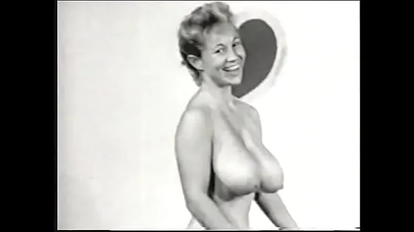 Nye Nude model with a gorgeous figure takes part in a porn photo shoot of the 50s seje film