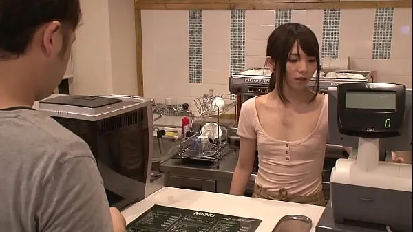 新不戴胸罩！？小乳房美容店员兴奋地工作而没有注意到僵硬的乳头...尽管乳房小，但胸部敞开的店员。但是她的胸尖上有一个尖锐的乳头！男人眼里只有她...[第3部分酷电影