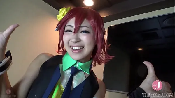 新她就是这样，穿着可爱的COSPLAY服装，在摄影棚里一直到最后一分钟，她都在慢慢地拍酷电影