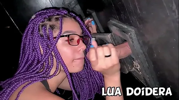 Nuovi Nella cabina della festa dell'altalena ho succhiato un sacco di cazzi nel gloryhole e poi mi sono divertito sul cazzo di un altro maschio e lui è venuto sopra di me fantastici film