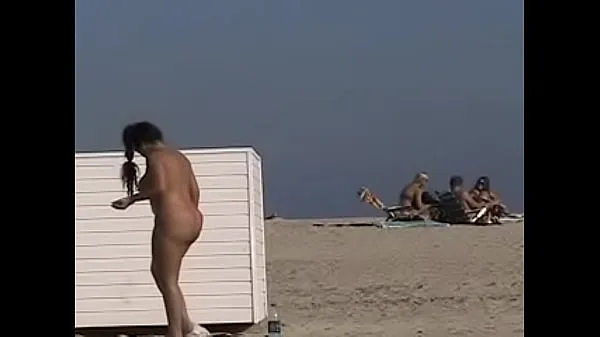 Nuevas Esposa exhibicionista 19 - ¡Anjelica se burla de voyeurs al azar en una playa pública mostrando su coño afeitadopelículas interesantes