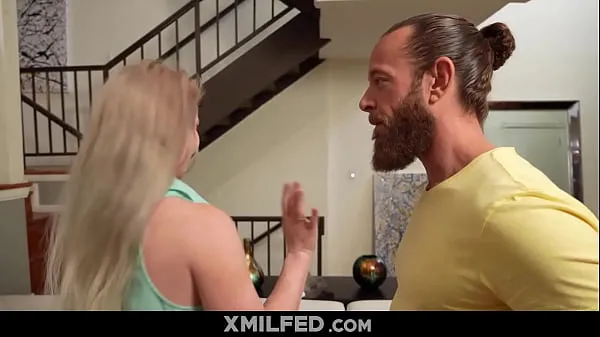 Nouveaux Une douce milf séduit son beau-fils alors qu'ils sont seuls à la maison films sympas