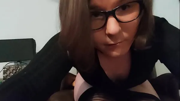新青少年变性人 Anallisa 毫不留情地给自己一个深喉，并在网络摄像头前独奏她的喉咙 - 这个年轻的人妖喜欢在她的屁股猫中用她的假阳具玩肛门，并在她的卧室自慰时尖叫酷电影