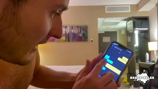 Nuevas Grindr a pelo al azar se engancha en la habitación del hotel con un jovencito caliente y un deportista musculosopelículas interesantes