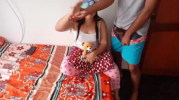Nuovi Scopa il suo vicino arrapato: mi tira giù le mutande così posso vedere la mia figa vergine e io gli succhio il grosso pene, mi regala un bel peluche dopo avermi riempito di sborra fantastici film
