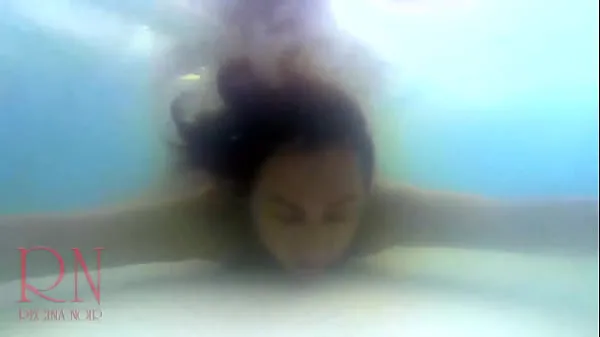 新水下憋气。 统治粗暴的性行为。 裸体主义者 Regina Noir 在游泳池里游泳、吸吮和乱搞。 户外性爱。 当她是 uderwater 时，他妈的一个妓女的嘴和猫酷电影