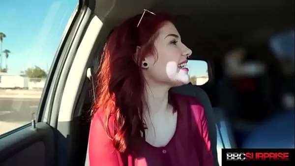 Nouveaux Busty 18yo Newbie Jules n'a aucune idée de ce dans quoi elle s'est embarquée! Au lieu d'une chambre d'hôtel et d'un mec blanc, elle obtient une grosse bite noire pour étirer sa chatte et lui faire un cre films sympas