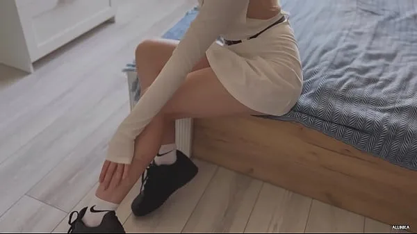 Nouveaux Allinika en jupe courte adore sauter sur une grosse bite films sympas