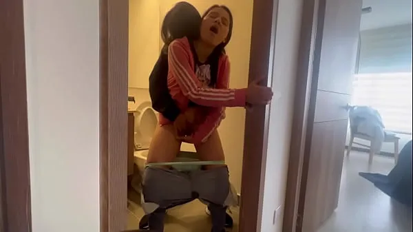 新My friend leaves me alone at the hot chick's house and we fuck in the bathroom酷电影